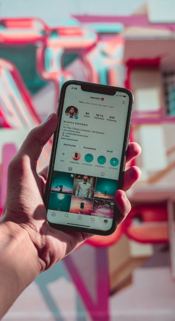 Téléphone & instagram - Publicité Meta - Padre digital
